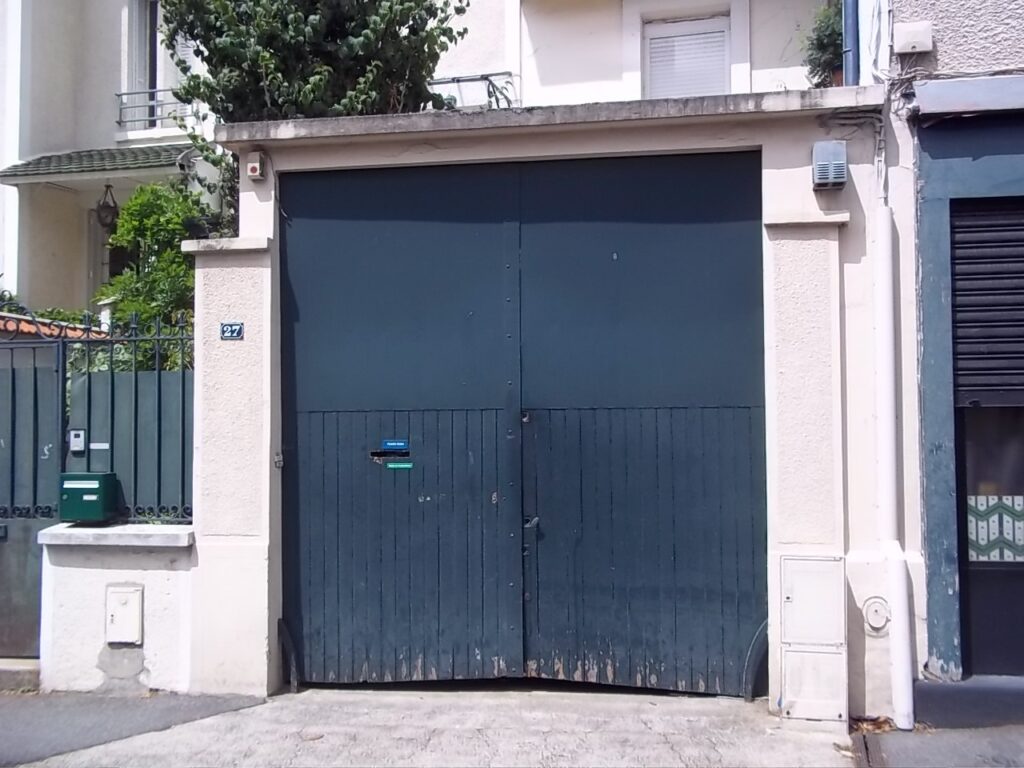 Ancienne porte de garage de maraîcher en bois abîmée