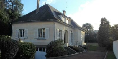 Réalisation Weisz à Sceaux - Vue de la maison après l'installation des rambardes de sécurité sur les escaliers extérieurs